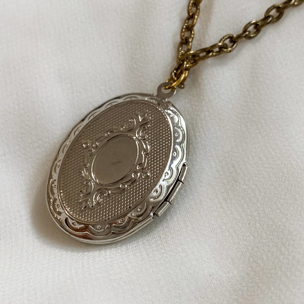 VTG Silver Brass Victorian Cameo Locket - Picture 3 of 8